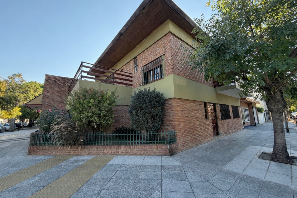 CASA 5 AMBIENTES SOBRE LOTE PROPIO